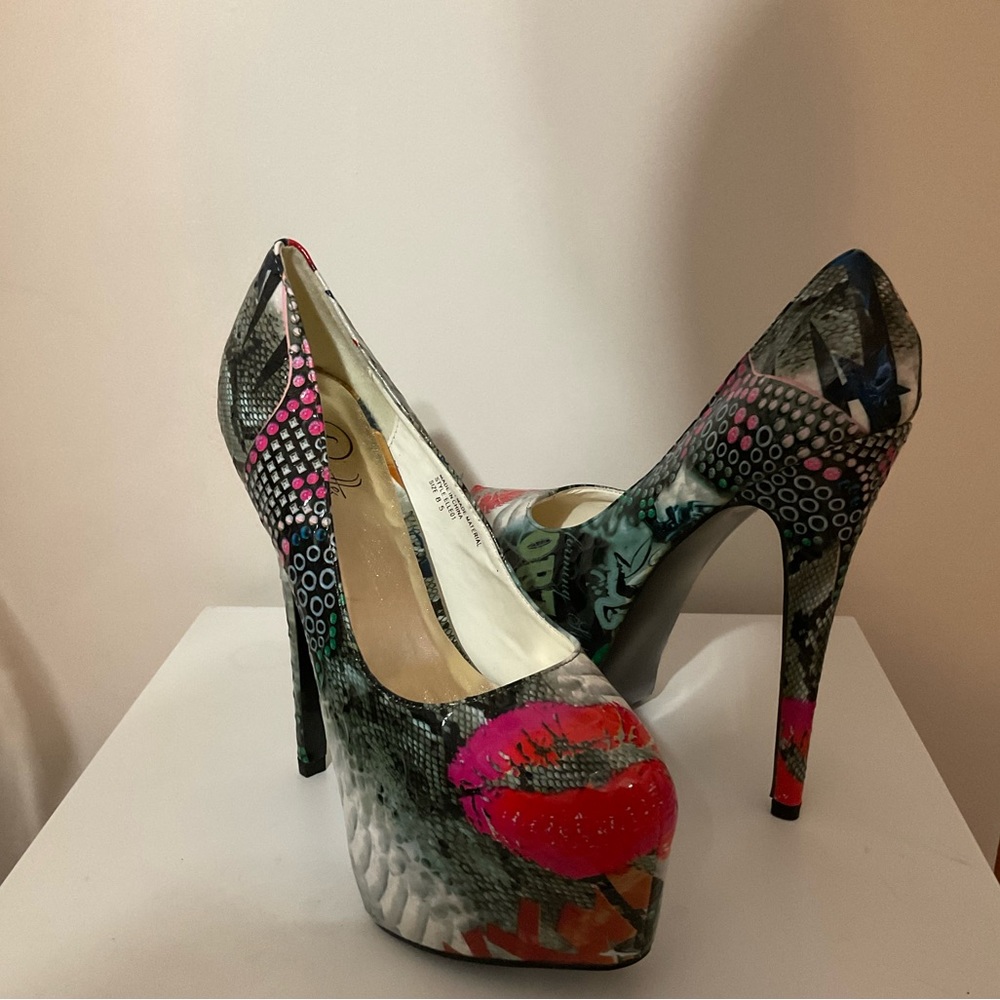 NEW Rosette platform graphic heels muliti color never worn